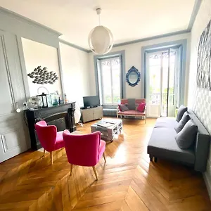 chez-mo.hotels-rhonealpes.com/